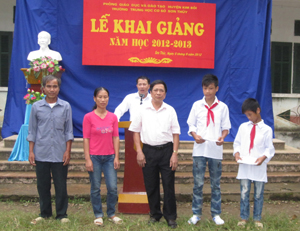 Học sinh khuyết tật, mồ côi trường THCS Sơn Thủy (Kim Bôi) được Hội tặng học bổng vào ngày 5/9.